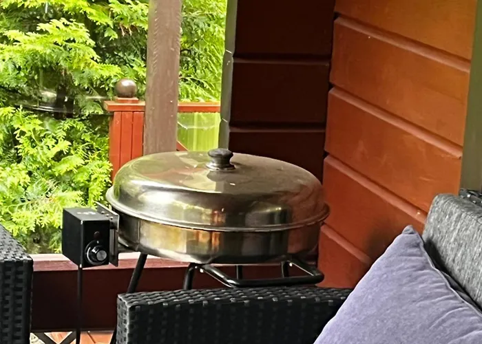 Дом отдыха Moekkituulos, Beds For 4 One Big Bedroom, Two Beds Separated With A Big Wardrobe